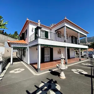 4-bed-beautiful-villa-w-view-and-private-parking.madeira-islandshotels.com/